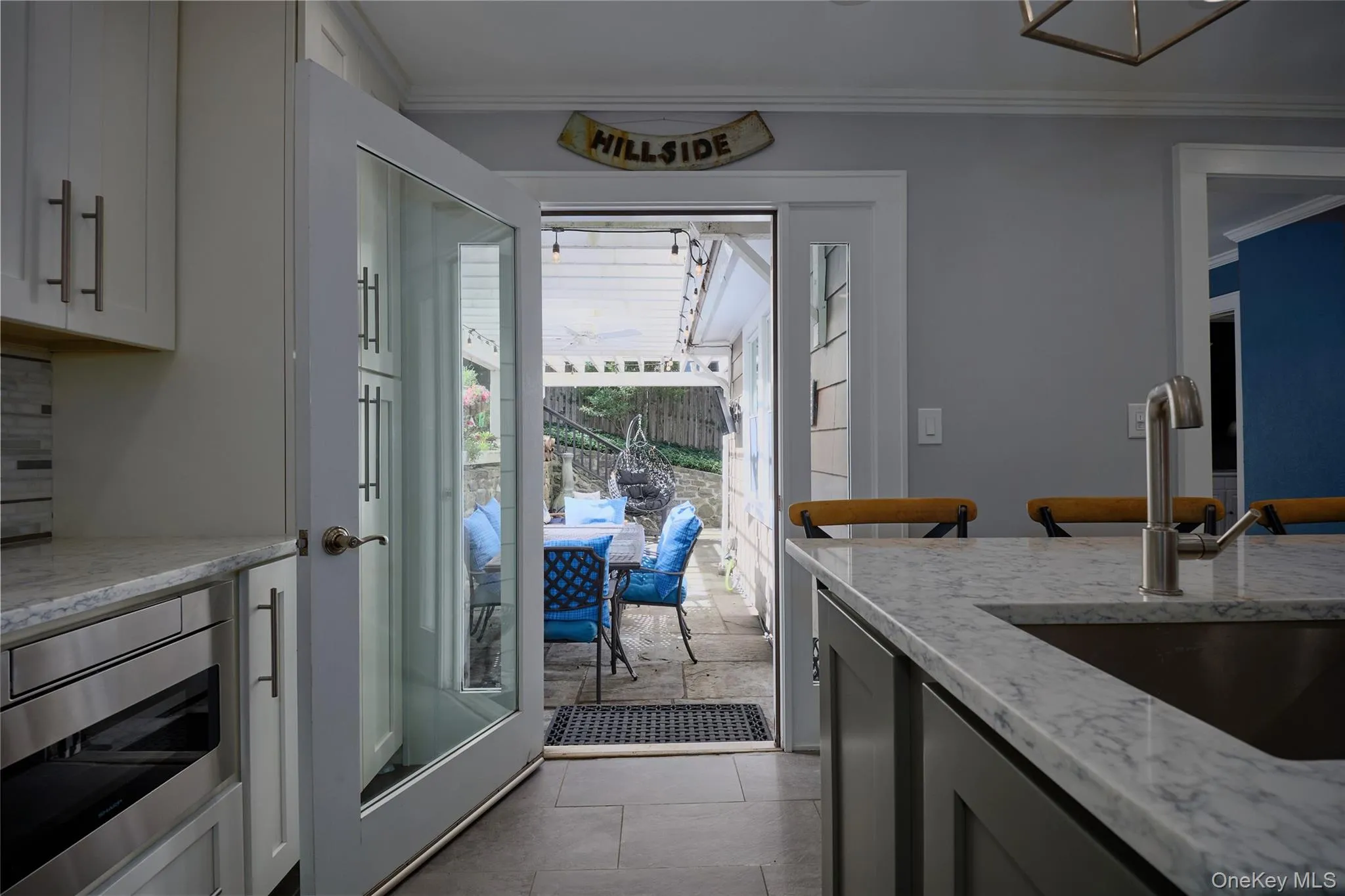 Easy access from the kitchen to the outdoor dinning area Easy access from the kitchen to the outdoor dinning area
