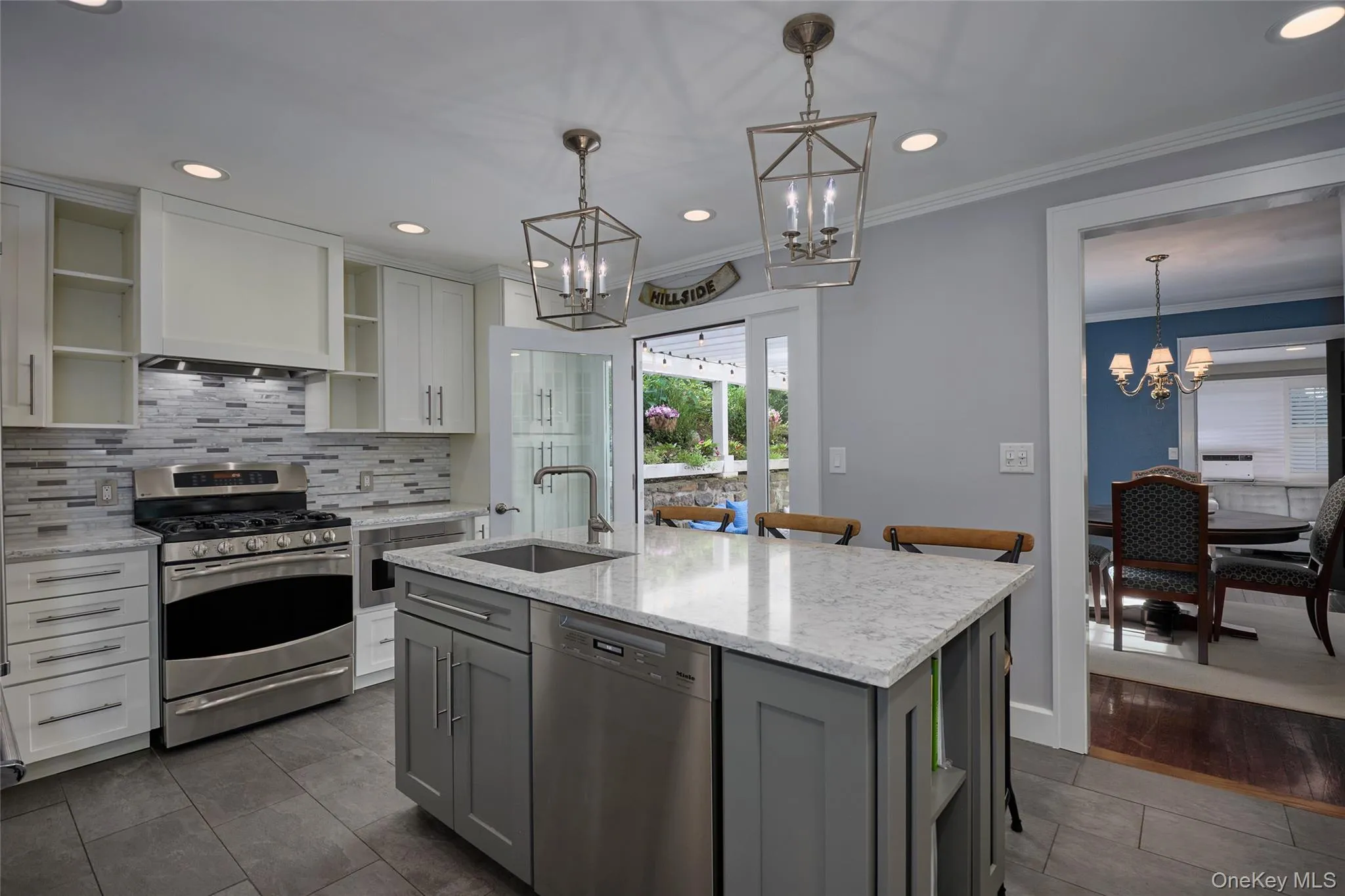 Beautifully updated kitchen with flow into the dining room Beautifully updated kitchen with flow into the dining room