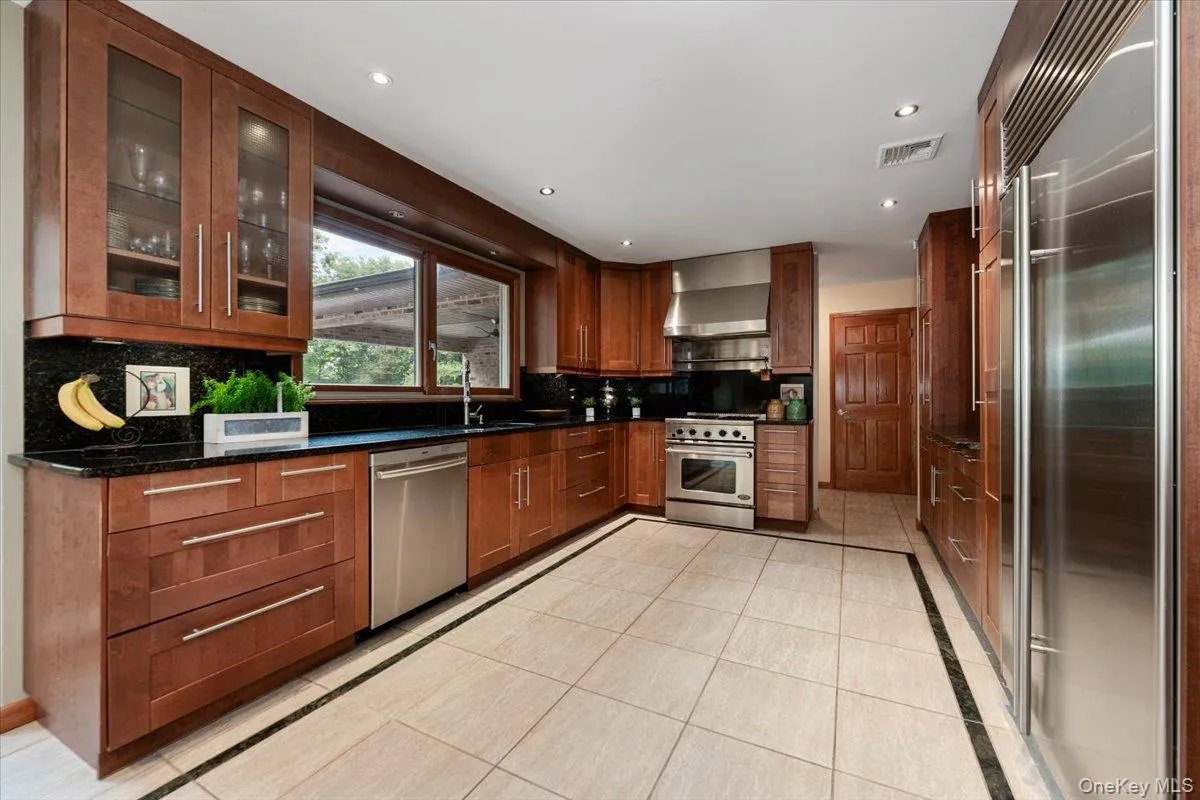 Eat-in Kitchen w/ Stainless Steel Appliances Eat-in Kitchen w/ Stainless Steel Appliances