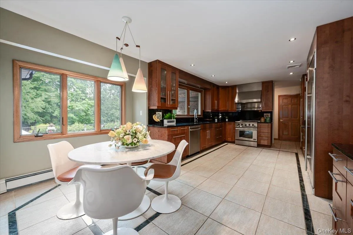 Eat-in Kitchen w/ Stainless Steel Appliances Eat-in Kitchen w/ Stainless Steel Appliances