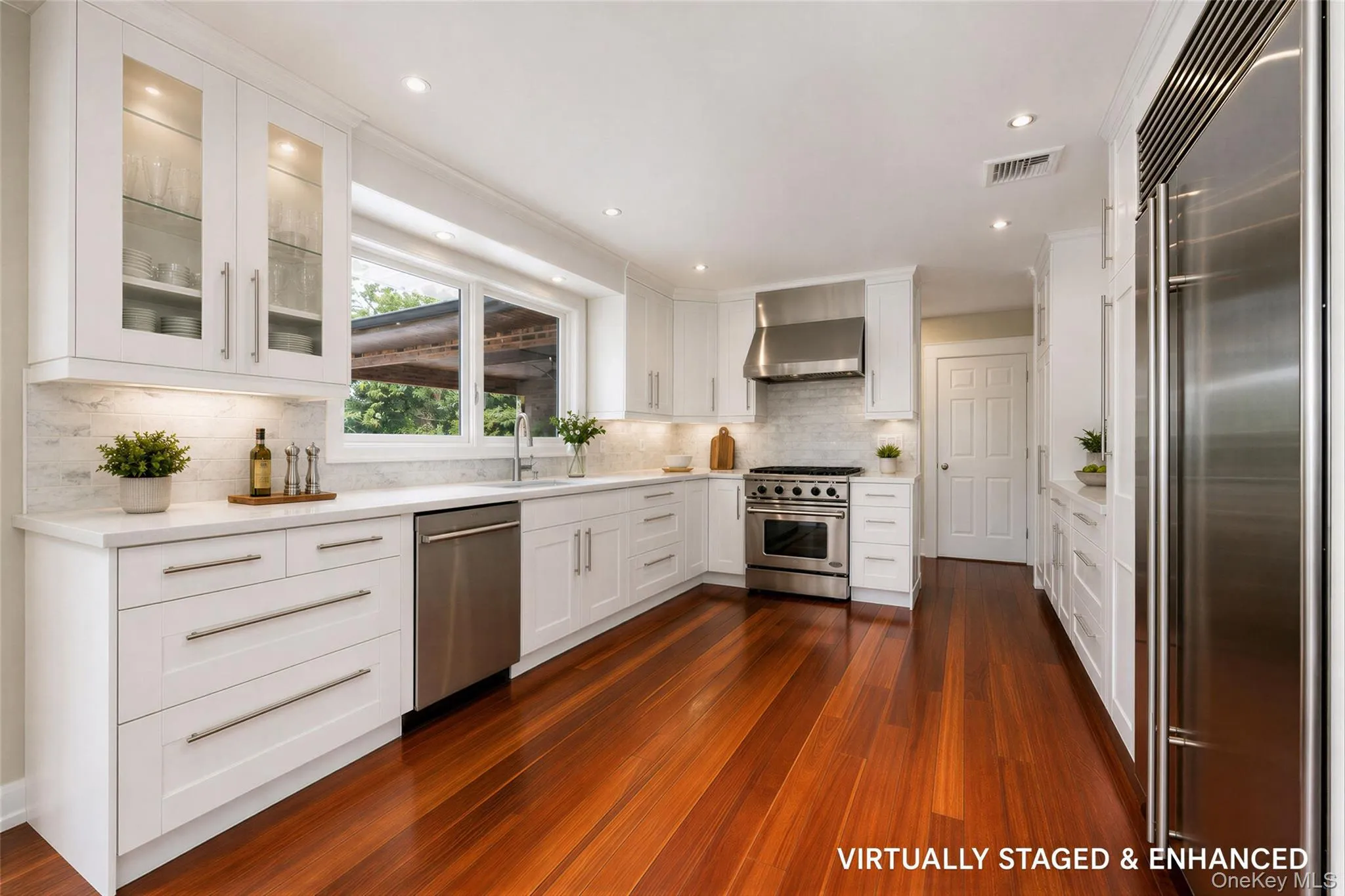 Eat-in Kitchen w/ Stainless Steel Appliances Eat-in Kitchen w/ Stainless Steel Appliances