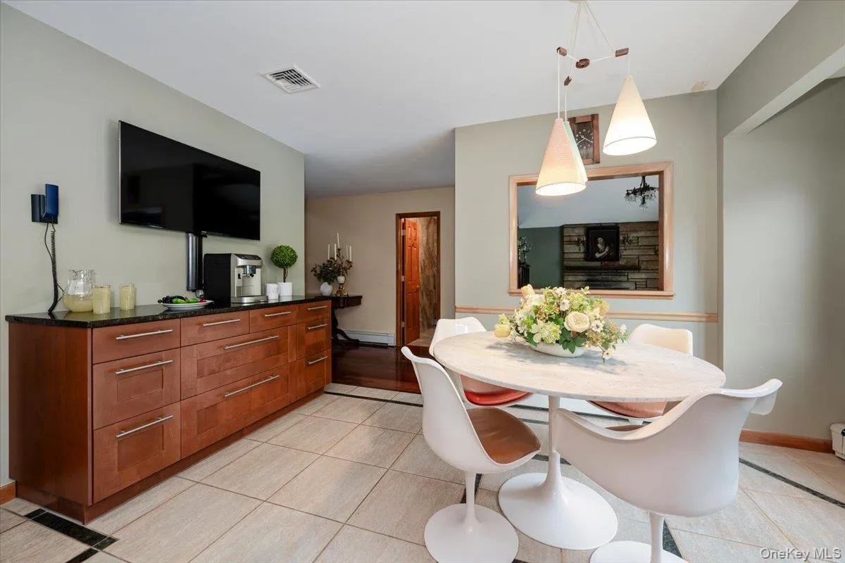 Eat-in Kitchen w/ Stainless Steel Appliances Eat-in Kitchen w/ Stainless Steel Appliances