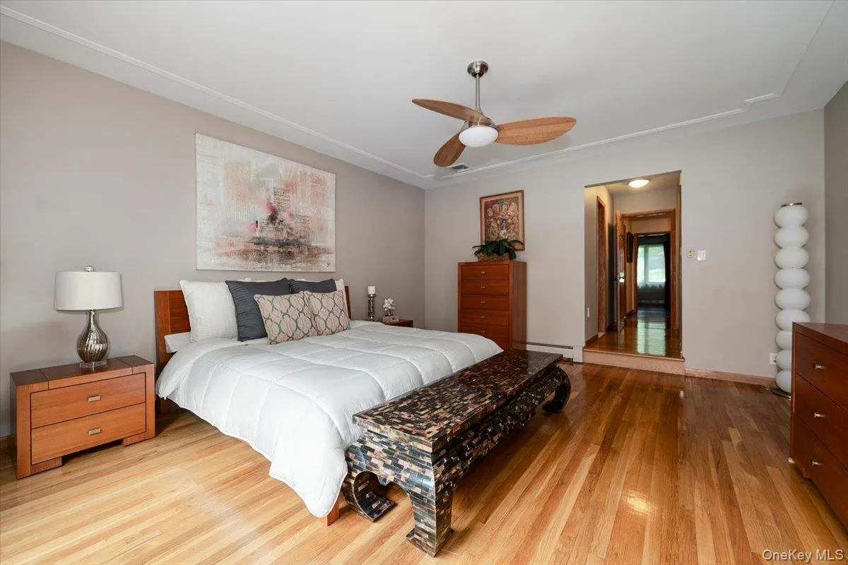 1st Fl Primary En-Suite, w/ door to deck 1st Fl Primary En-Suite, w/ door to deck