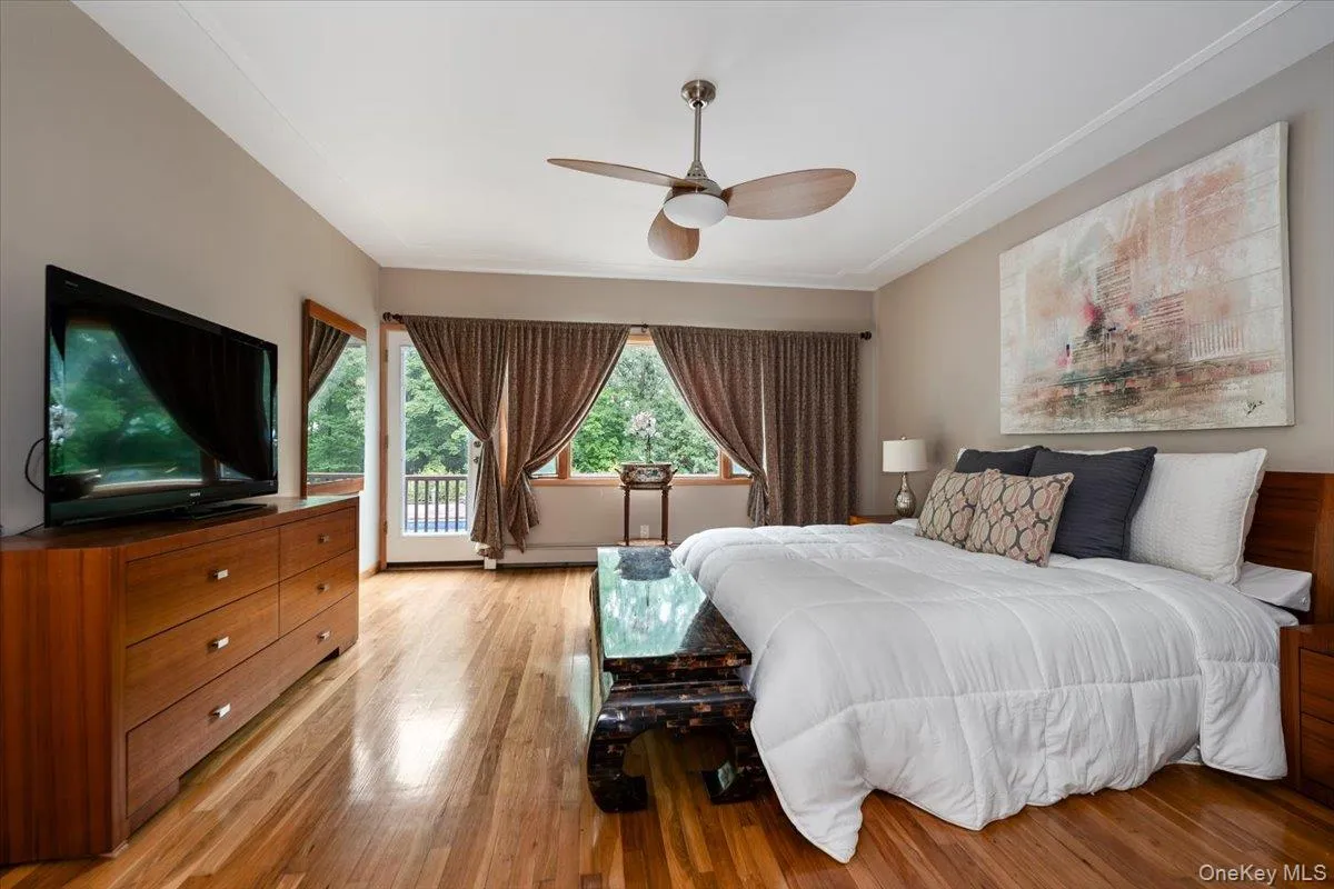 1st Fl Primary En-Suite, w/ door to deck, Oak wood floors. 1st Fl Primary En-Suite, w/ door to deck, Oak wood floors.