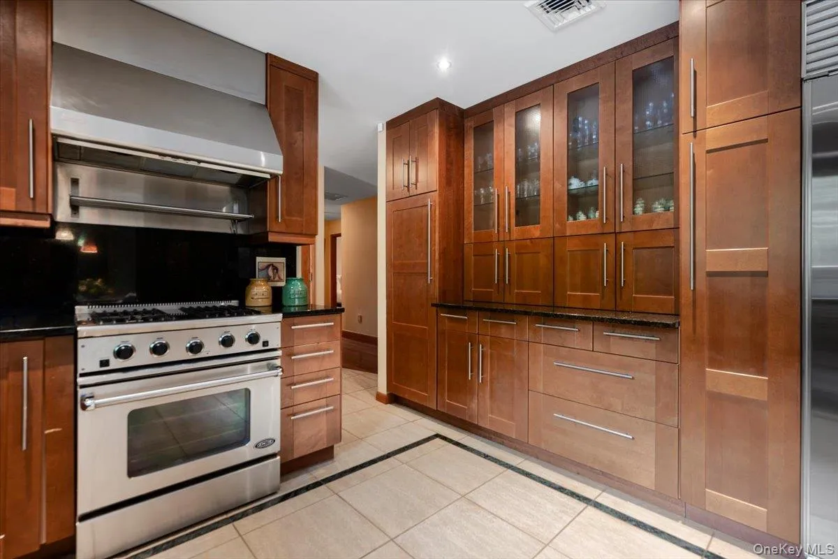 Eat-in Kitchen w/ Stainless Steel Appliances Eat-in Kitchen w/ Stainless Steel Appliances
