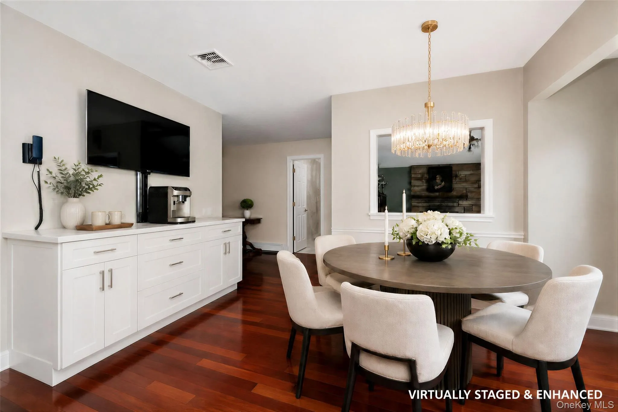 Eat-in Kitchen w/ Stainless Steel Appliances Eat-in Kitchen w/ Stainless Steel Appliances