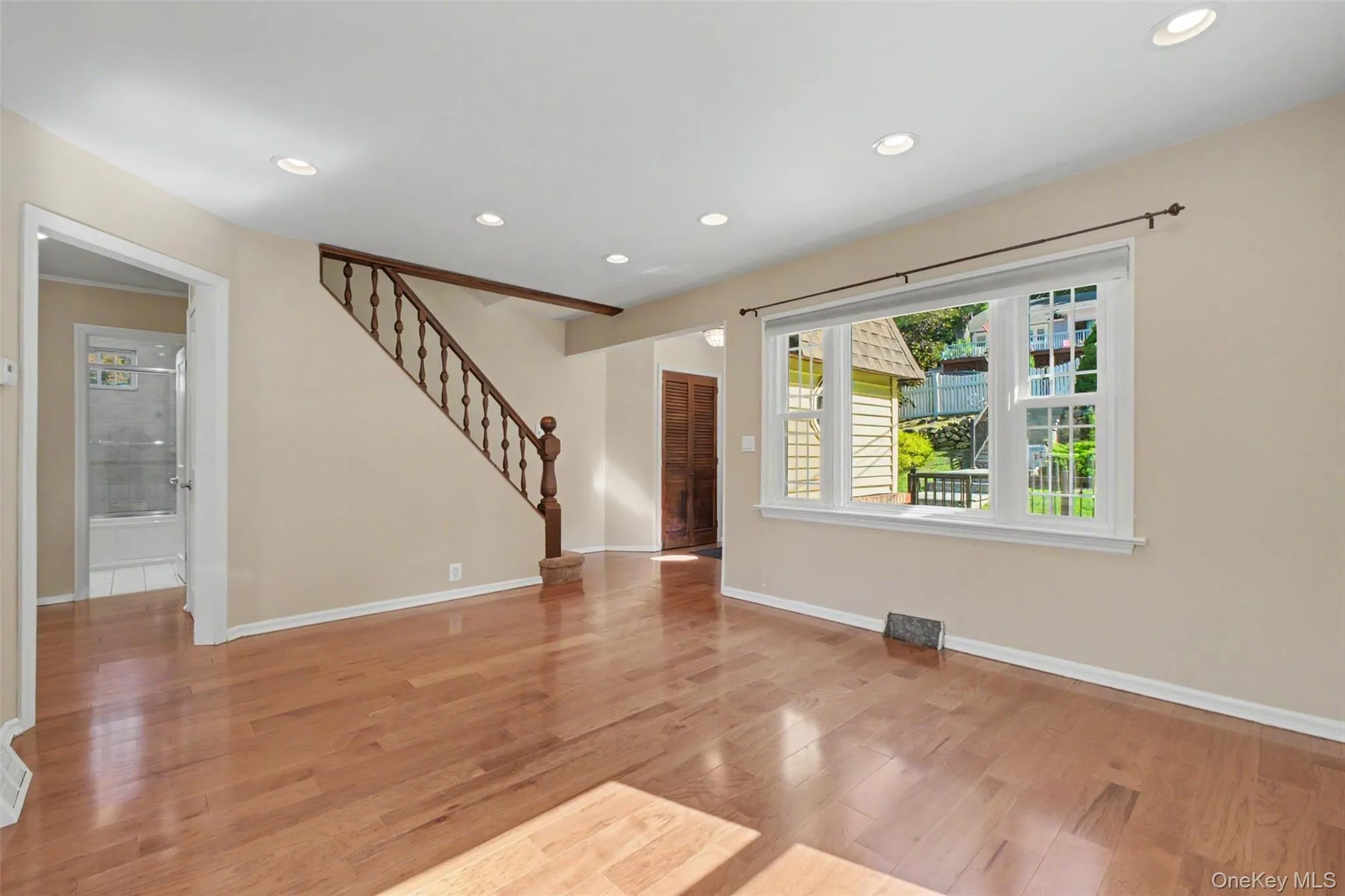 Has a lot of natural light from the large window Has a lot of natural light from the large window