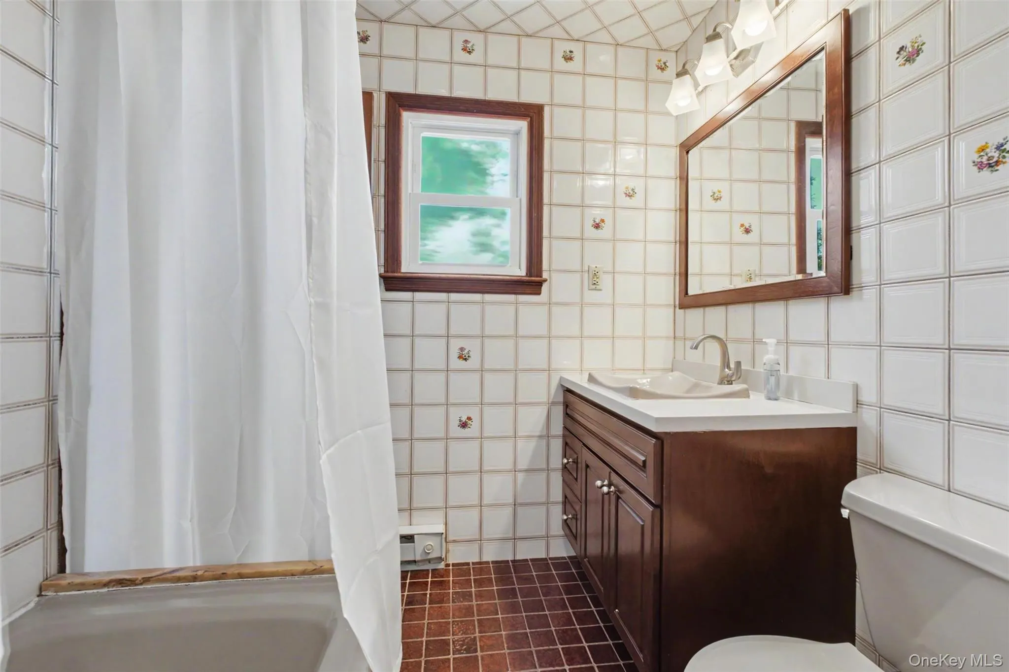 Hall bathroom with access from primary bedroom Hall bathroom with access from primary bedroom