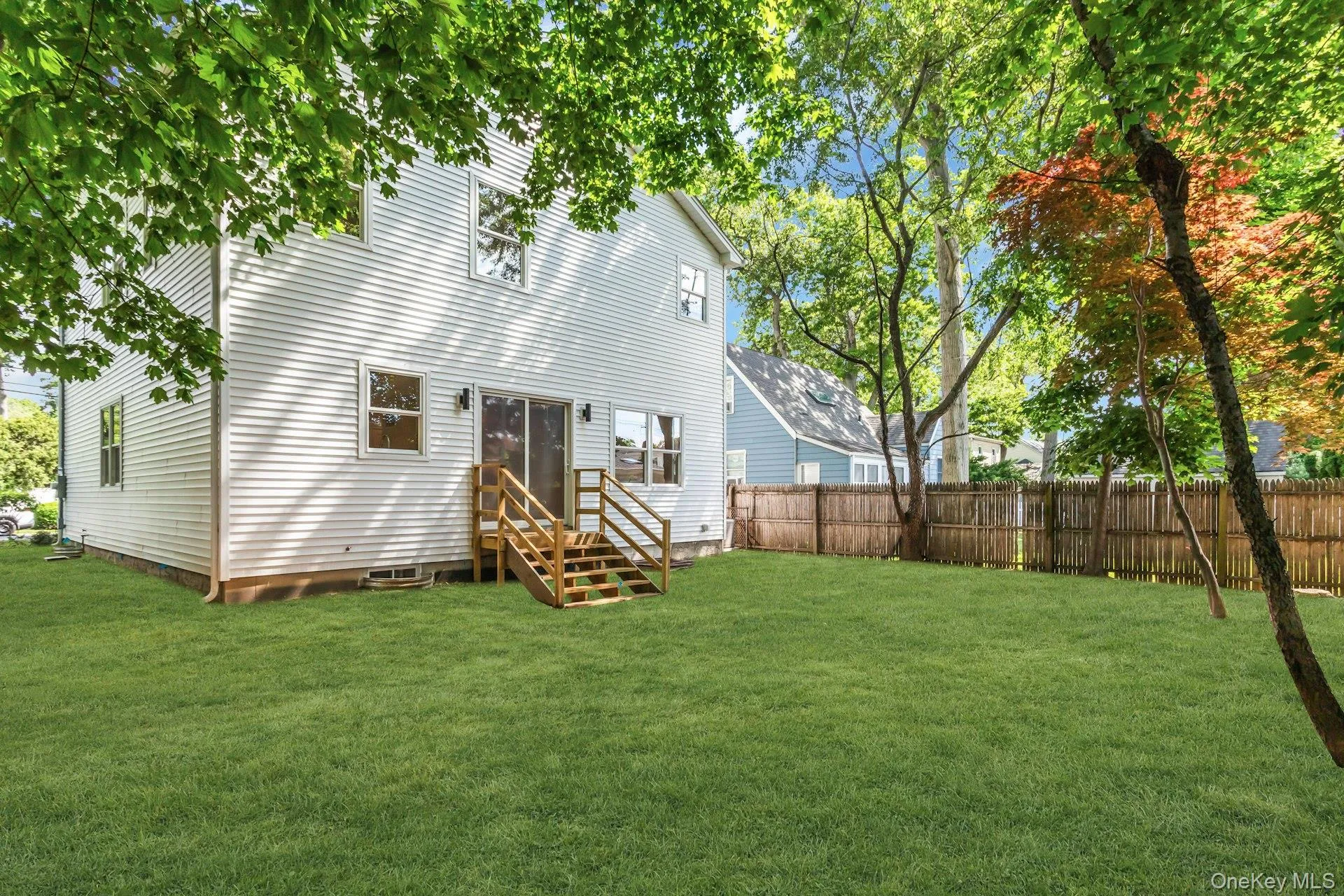 full vinly fenced backyard full vinly fenced backyard