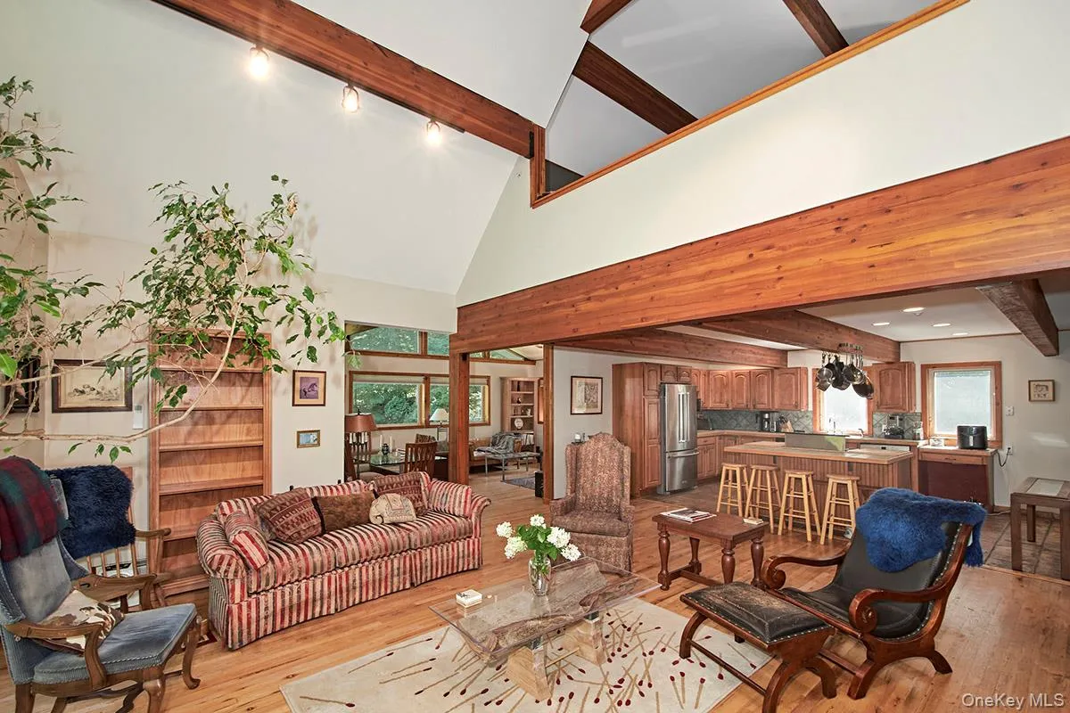 Here you see the wonderful open floor plan. Here you see the wonderful open floor plan.