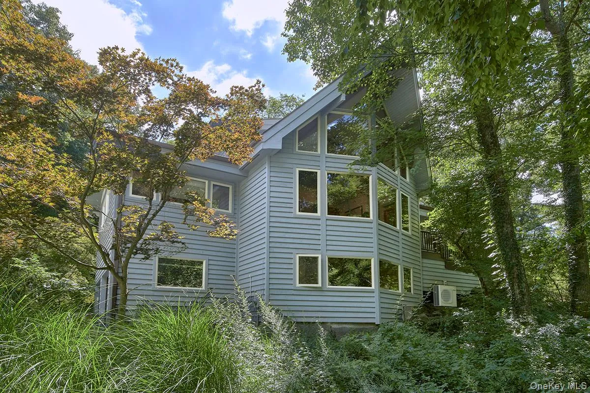 Here you see the interesting Linden House architecture. Here you see the interesting Linden House architecture.