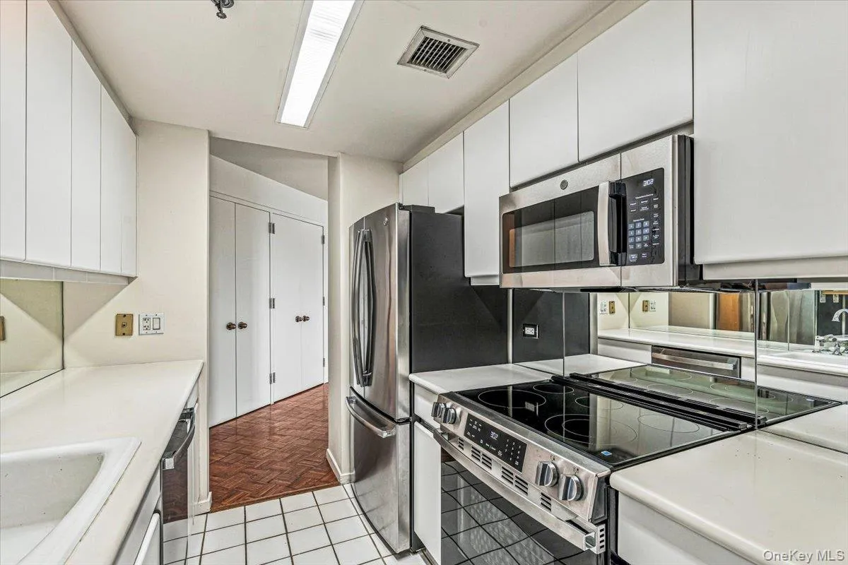 100 Hilton Avenue, Hempstead, NY, 1 Bedroom Bedrooms, 4 Room Rooms,1 BathroomBathrooms,Residential Lease,For Rent,Hilton,0,1033220 100 Hilton Avenue, Hempstead, NY, 1 Bedroom Bedrooms, 4 Room Rooms,1 BathroomBathrooms,Residential Lease,For Rent,Hilton,0,1033220