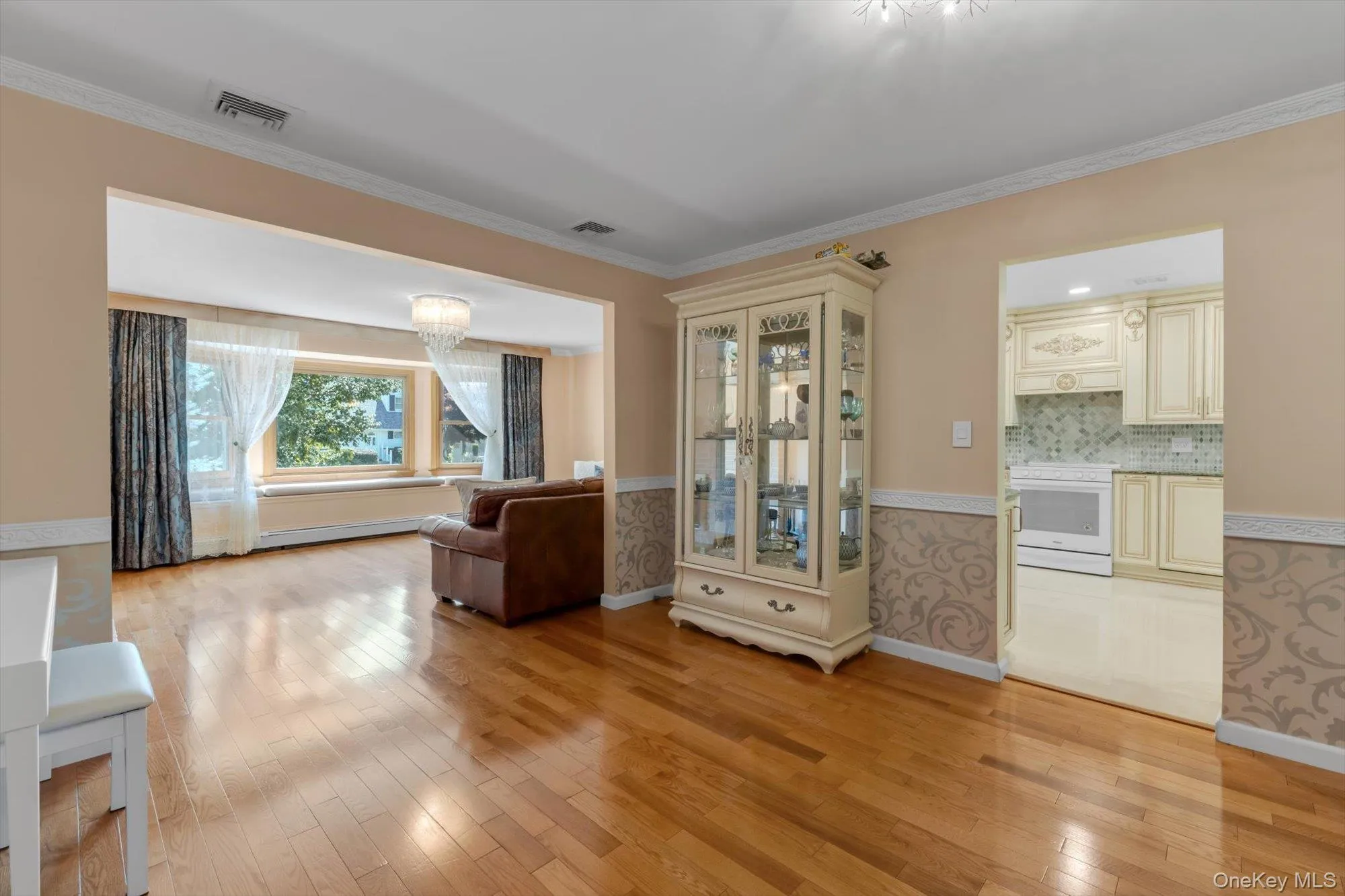 Living/Dining Room into Kitchen Living/Dining Room into Kitchen