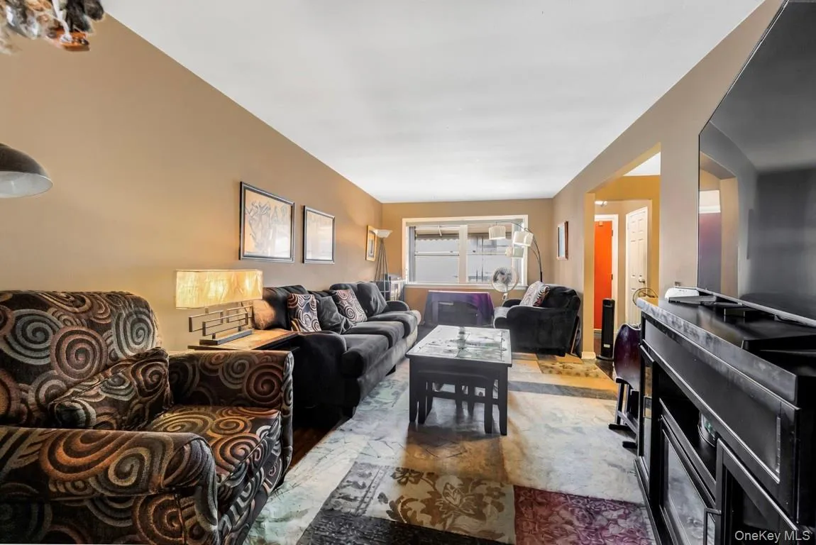 725 230th Street, New York, NY, 3 Bedrooms Bedrooms, 6 Rooms Rooms,1 BathroomBathrooms,Residential,For Rent,230th,0,1033263 725 230th Street, New York, NY, 3 Bedrooms Bedrooms, 6 Rooms Rooms,1 BathroomBathrooms,Residential,For Rent,230th,0,1033263