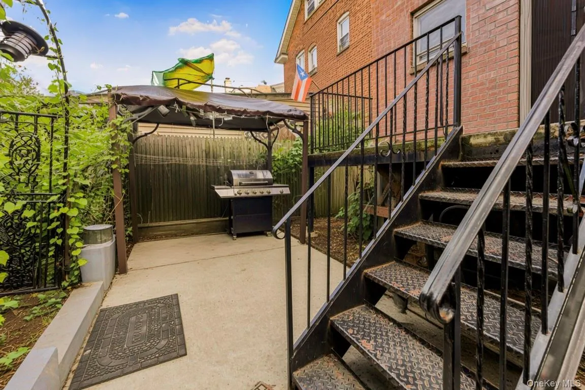 725 230th Street, New York, NY, 3 Bedrooms Bedrooms, 6 Rooms Rooms,1 BathroomBathrooms,Residential,For Rent,230th,0,1033263 725 230th Street, New York, NY, 3 Bedrooms Bedrooms, 6 Rooms Rooms,1 BathroomBathrooms,Residential,For Rent,230th,0,1033263