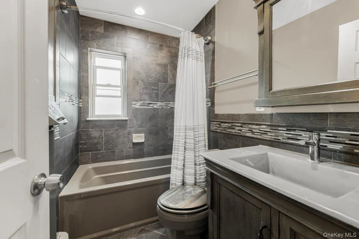725 230th Street, New York, NY, 3 Bedrooms Bedrooms, 6 Rooms Rooms,1 BathroomBathrooms,Residential,For Rent,230th,0,1033263 725 230th Street, New York, NY, 3 Bedrooms Bedrooms, 6 Rooms Rooms,1 BathroomBathrooms,Residential,For Rent,230th,0,1033263