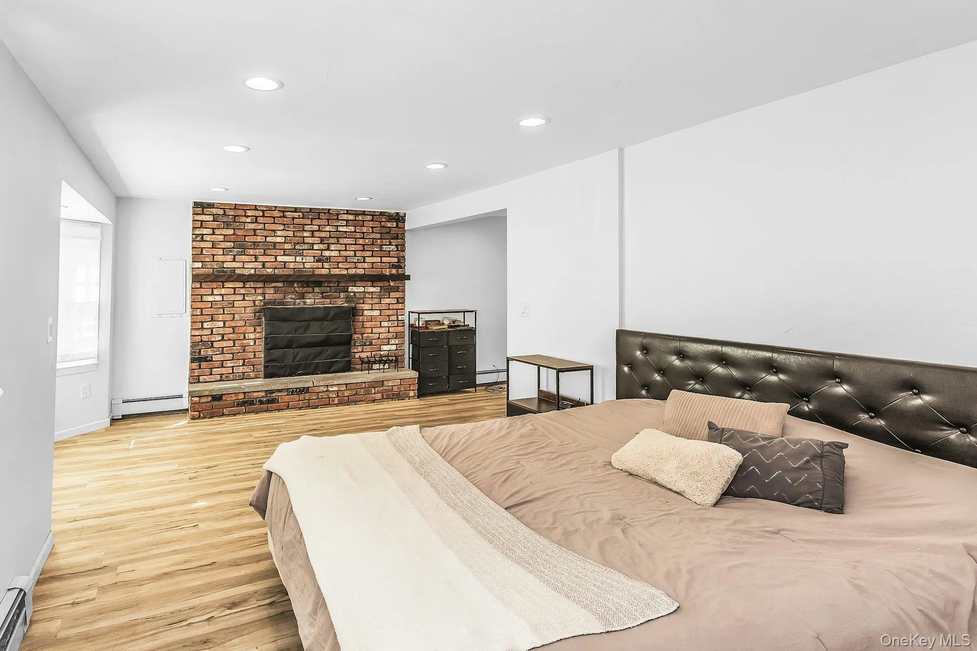 With Fireplace With Fireplace