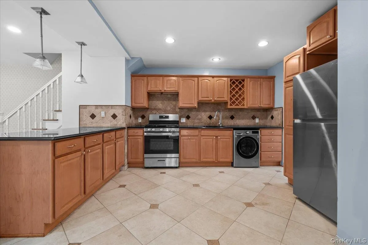 2351 Kingsland Avenue, New York, NY, 3 Bedrooms Bedrooms, 6 Rooms Rooms,1 BathroomBathrooms,Residential,For Rent,Kingsland,0,1033312 2351 Kingsland Avenue, New York, NY, 3 Bedrooms Bedrooms, 6 Rooms Rooms,1 BathroomBathrooms,Residential,For Rent,Kingsland,0,1033312