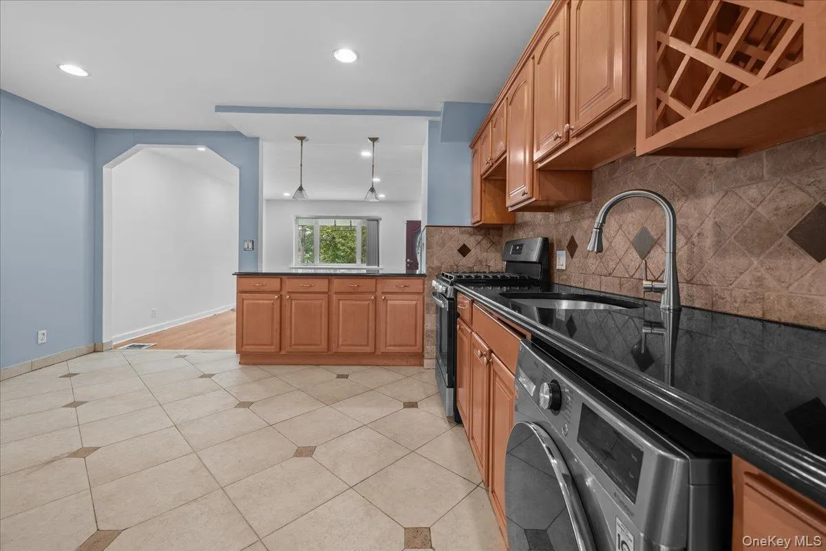 2351 Kingsland Avenue, New York, NY, 3 Bedrooms Bedrooms, 6 Rooms Rooms,1 BathroomBathrooms,Residential,For Rent,Kingsland,0,1033312 2351 Kingsland Avenue, New York, NY, 3 Bedrooms Bedrooms, 6 Rooms Rooms,1 BathroomBathrooms,Residential,For Rent,Kingsland,0,1033312