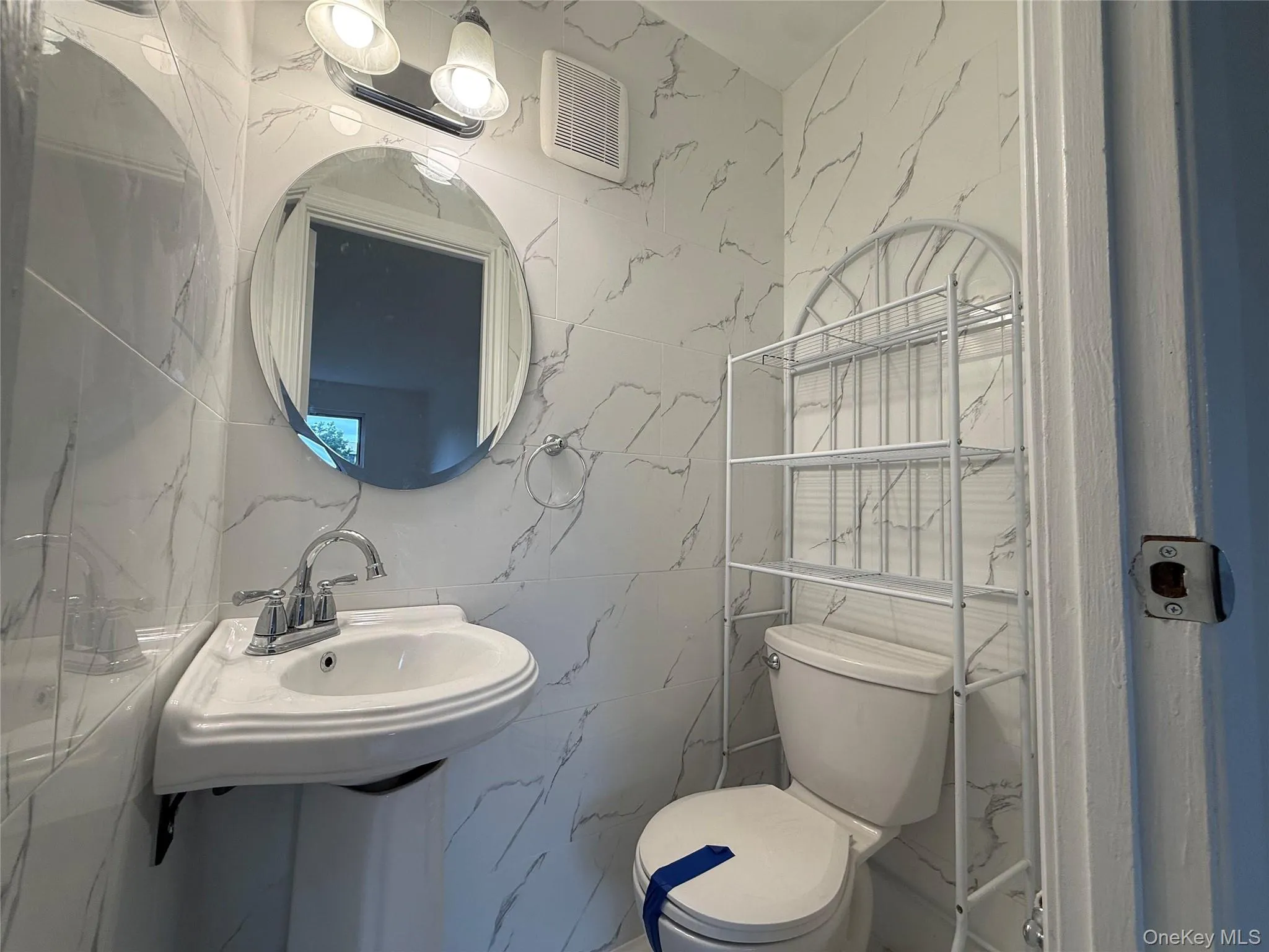 Master Bedroom's 1/2 Bathroom Master Bedroom's 1/2 Bathroom
