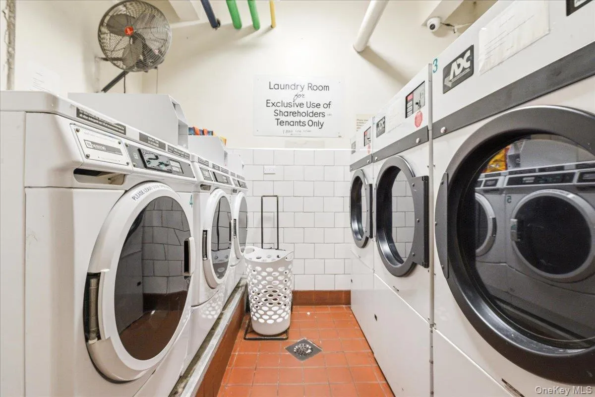 82-40 Austin Street, New York, NY, 1 Bedroom Bedrooms, 4 Rooms Rooms,1 BathroomBathrooms,Residential Lease,For Rent,Austin,0,1033365 82-40 Austin Street, New York, NY, 1 Bedroom Bedrooms, 4 Rooms Rooms,1 BathroomBathrooms,Residential Lease,For Rent,Austin,0,1033365