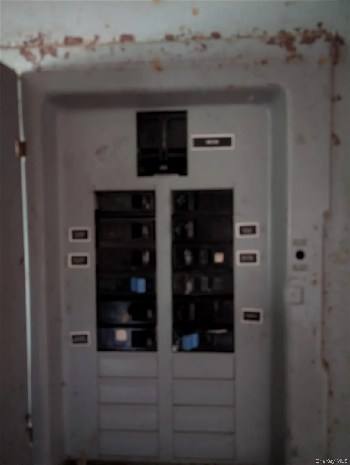 100 Amp panel box with room for expansion 100 Amp panel box with room for expansion