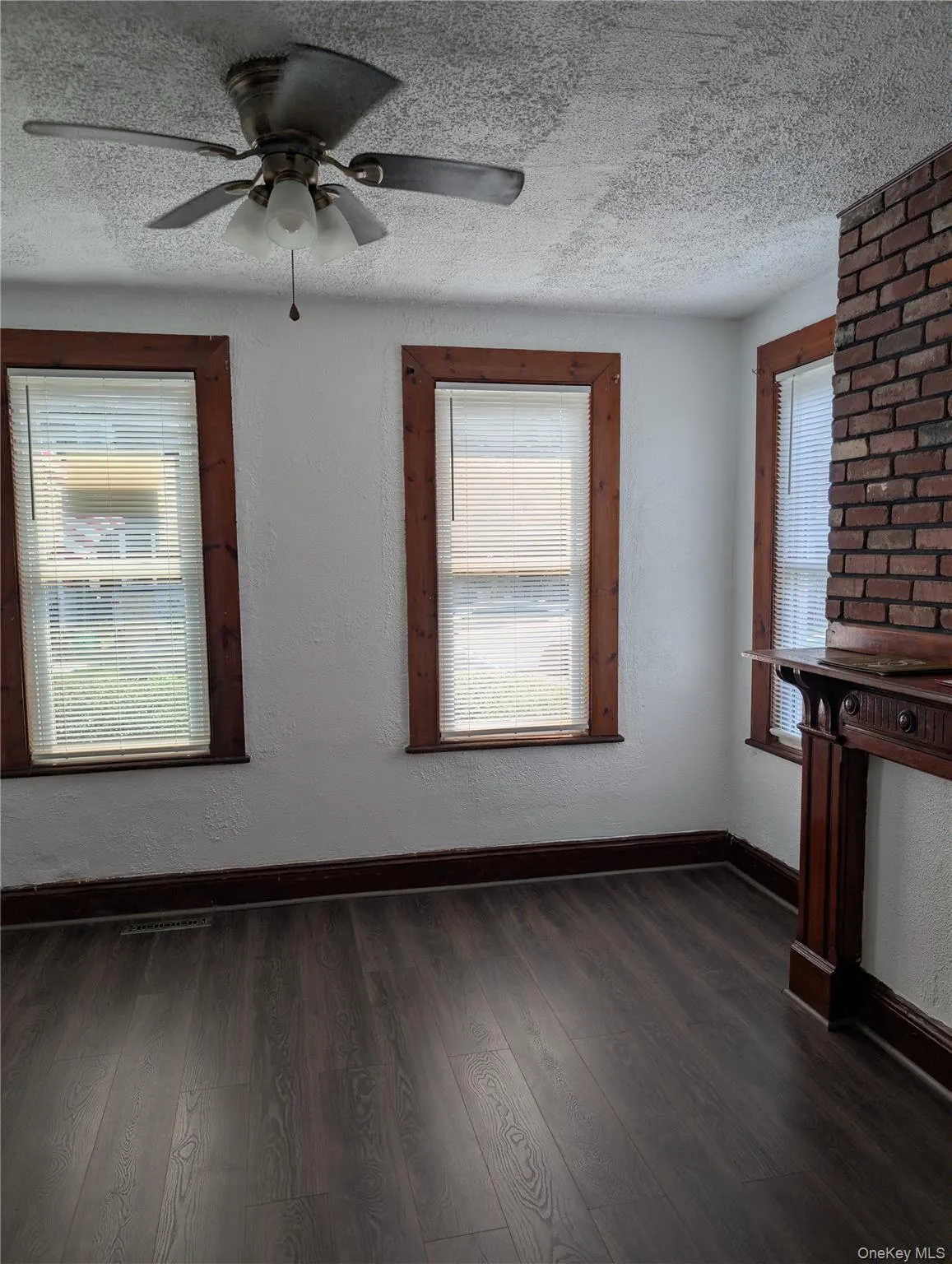 Three windows give natural light, ceiling/light and natural woodworking Three windows give natural light, ceiling/light and natural woodworking