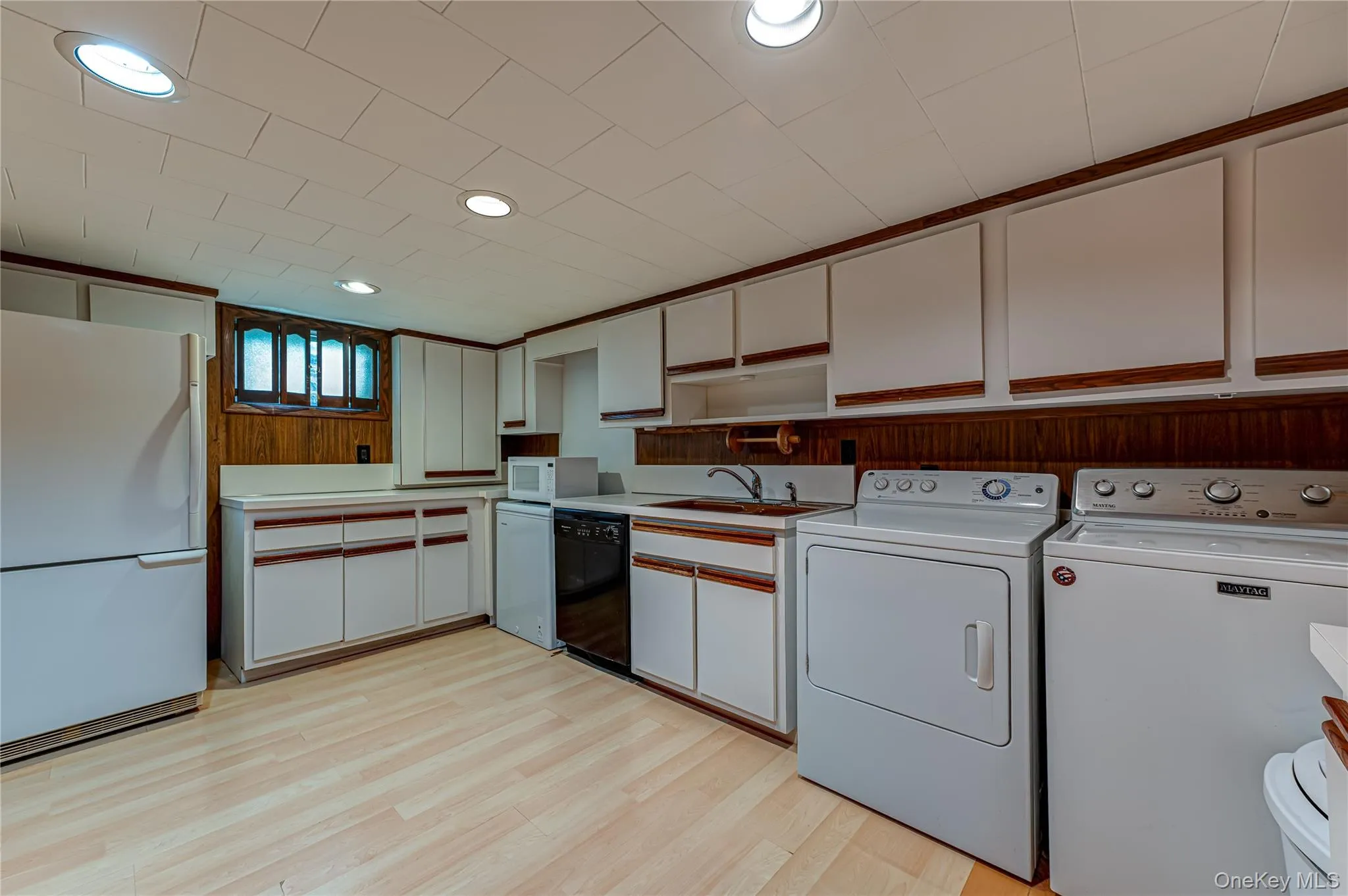 27 Ann Drive, Oyster Bay, NY, 3 Bedrooms Bedrooms, 11 Rooms Rooms,2 BathroomsBathrooms,Residential,For Rent,Ann,0,1033385 27 Ann Drive, Oyster Bay, NY, 3 Bedrooms Bedrooms, 11 Rooms Rooms,2 BathroomsBathrooms,Residential,For Rent,Ann,0,1033385