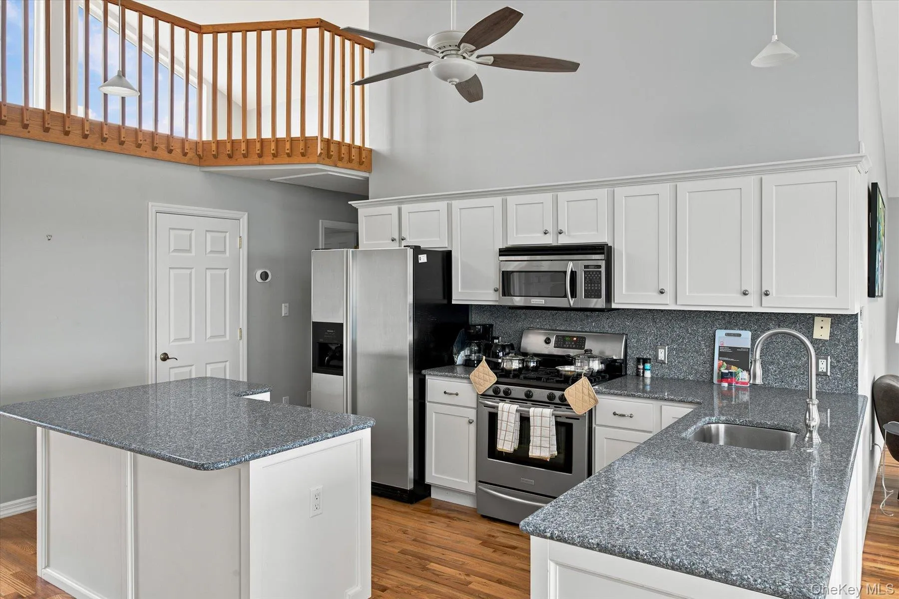 717 Dune Road, Southampton, NY, 3 Bedrooms Bedrooms, 8 Rooms Rooms,2 BathroomsBathrooms,Residential Lease,For Rent,Dune,0,1033391 717 Dune Road, Southampton, NY, 3 Bedrooms Bedrooms, 8 Rooms Rooms,2 BathroomsBathrooms,Residential Lease,For Rent,Dune,0,1033391