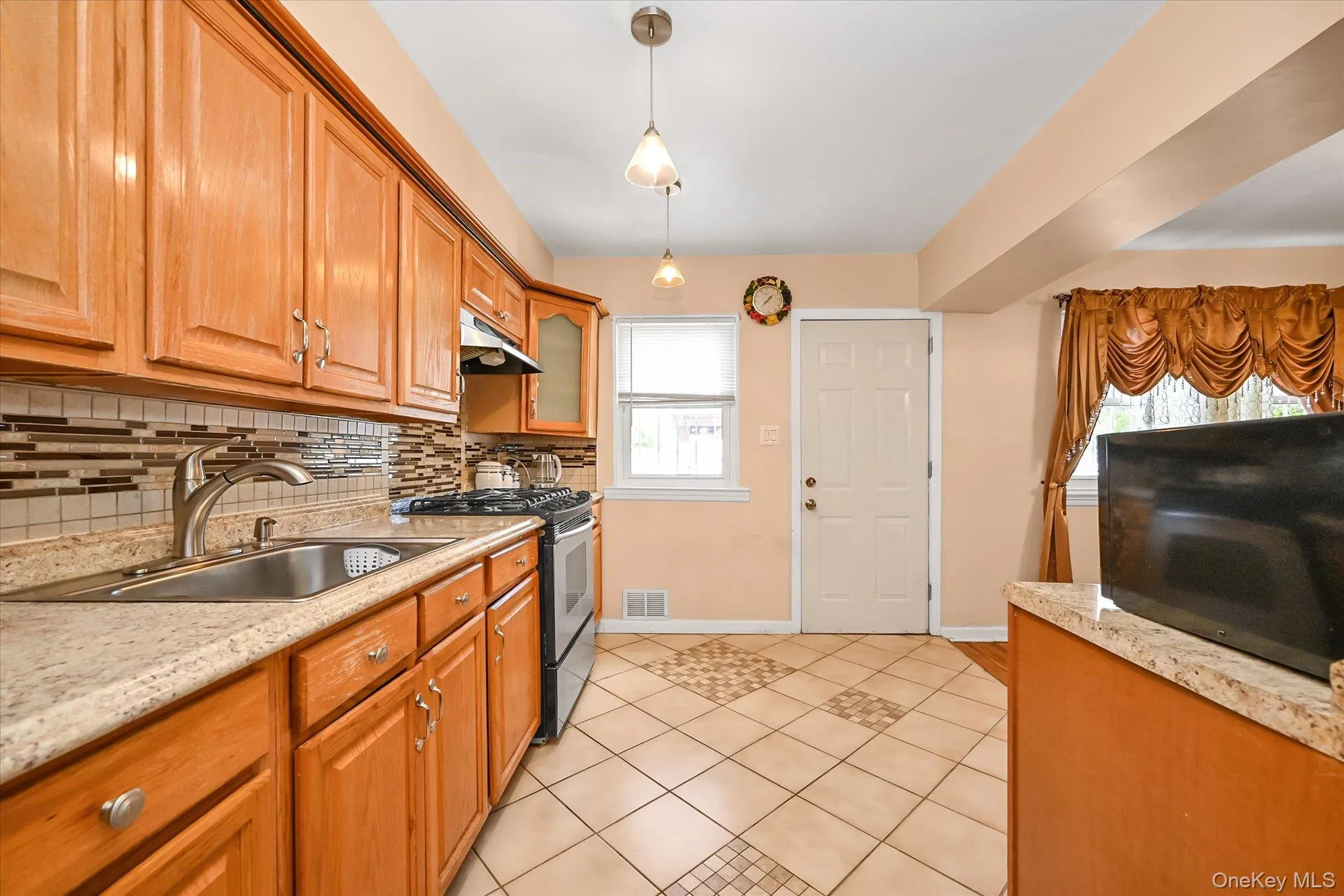 253-27 147th Avenue, New York, NY, 3 Bedrooms Bedrooms, 7 Rooms Rooms,1 BathroomBathrooms,Residential,For Rent,147th,0,1033401 253-27 147th Avenue, New York, NY, 3 Bedrooms Bedrooms, 7 Rooms Rooms,1 BathroomBathrooms,Residential,For Rent,147th,0,1033401