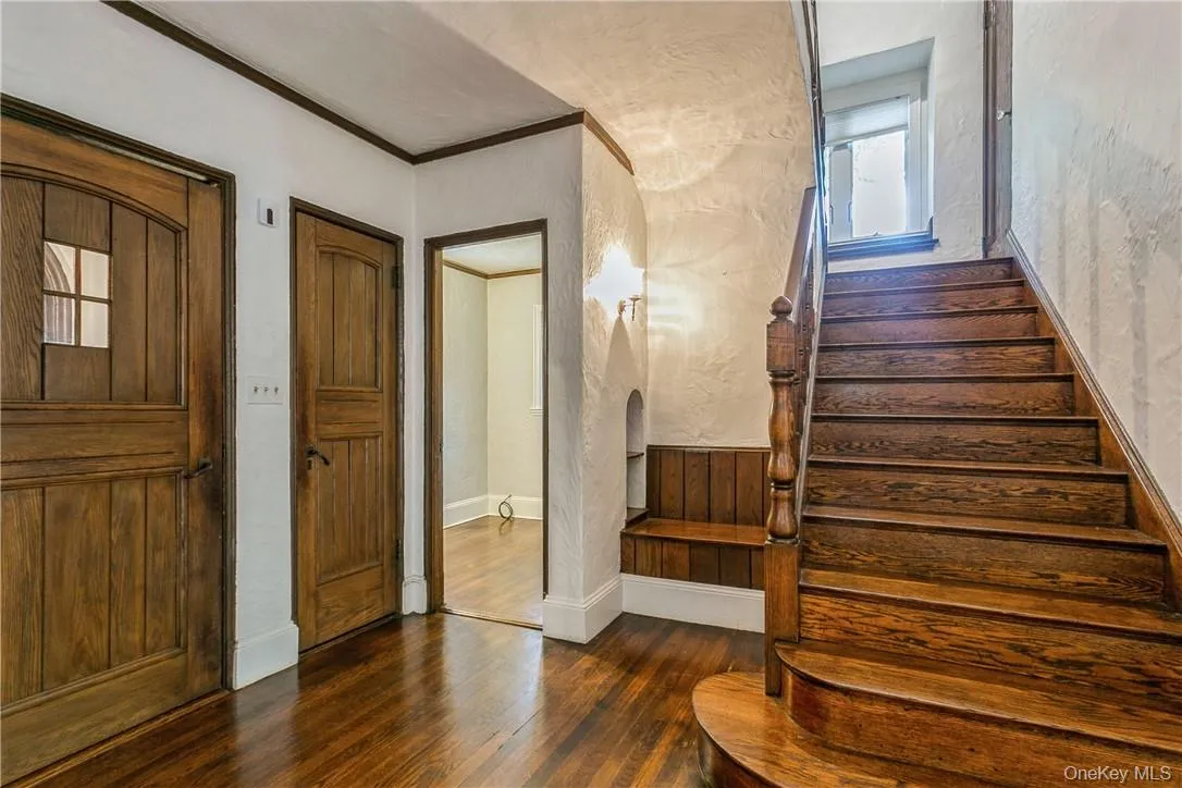 Entry hall, look at that woodwork! Entry hall, look at that woodwork!