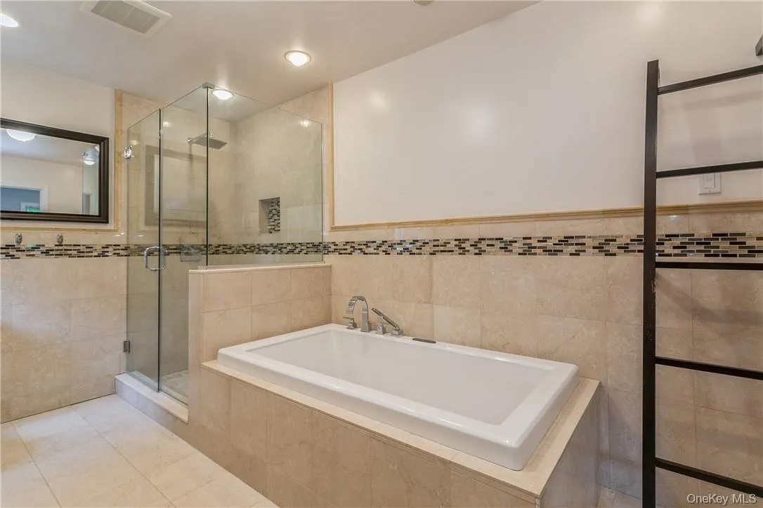 Master bathroom. Master bathroom.