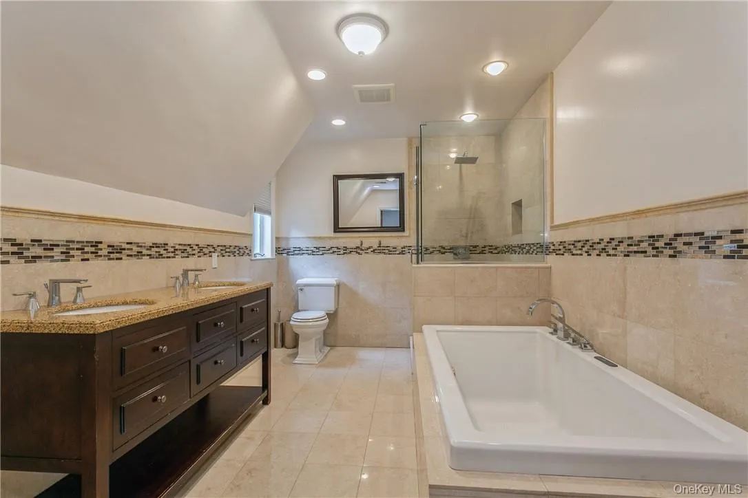 Master bathroom. Master bathroom.