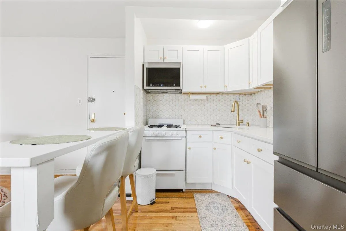 84-50 169th Street, New York, NY, 1 Bedroom Bedrooms, 4 Rooms Rooms,1 BathroomBathrooms,Residential,For Rent,169th,0,1033410 84-50 169th Street, New York, NY, 1 Bedroom Bedrooms, 4 Rooms Rooms,1 BathroomBathrooms,Residential,For Rent,169th,0,1033410