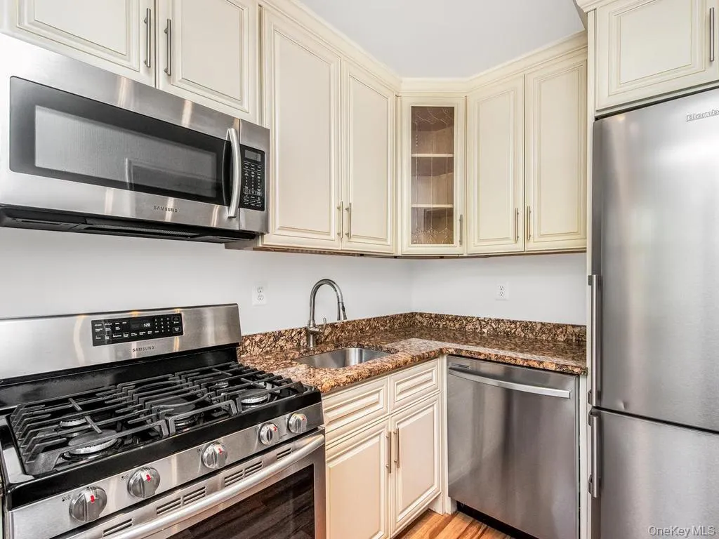 4705 Henry Hudson Parkway, New York, NY, 1 Bedroom Bedrooms, 3 Rooms Rooms,1 BathroomBathrooms,Residential,For Rent,Henry Hudson,0,1033446 4705 Henry Hudson Parkway, New York, NY, 1 Bedroom Bedrooms, 3 Rooms Rooms,1 BathroomBathrooms,Residential,For Rent,Henry Hudson,0,1033446