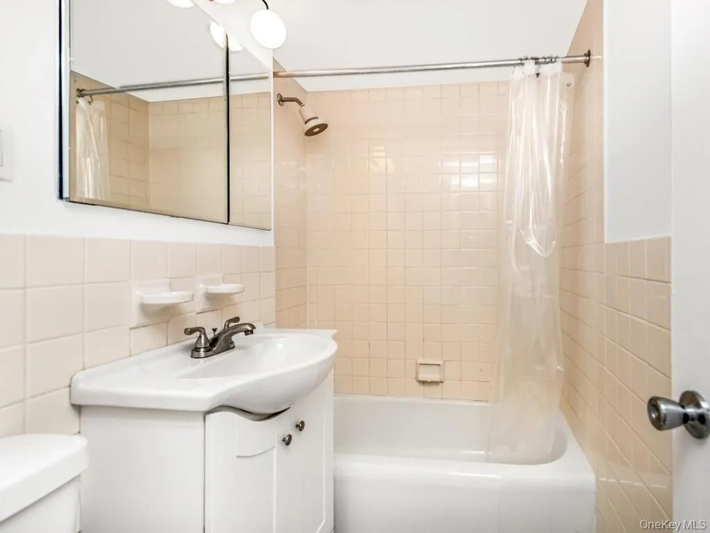 4705 Henry Hudson Parkway, New York, NY, 1 Bedroom Bedrooms, 3 Rooms Rooms,1 BathroomBathrooms,Residential,For Rent,Henry Hudson,0,1033446 4705 Henry Hudson Parkway, New York, NY, 1 Bedroom Bedrooms, 3 Rooms Rooms,1 BathroomBathrooms,Residential,For Rent,Henry Hudson,0,1033446