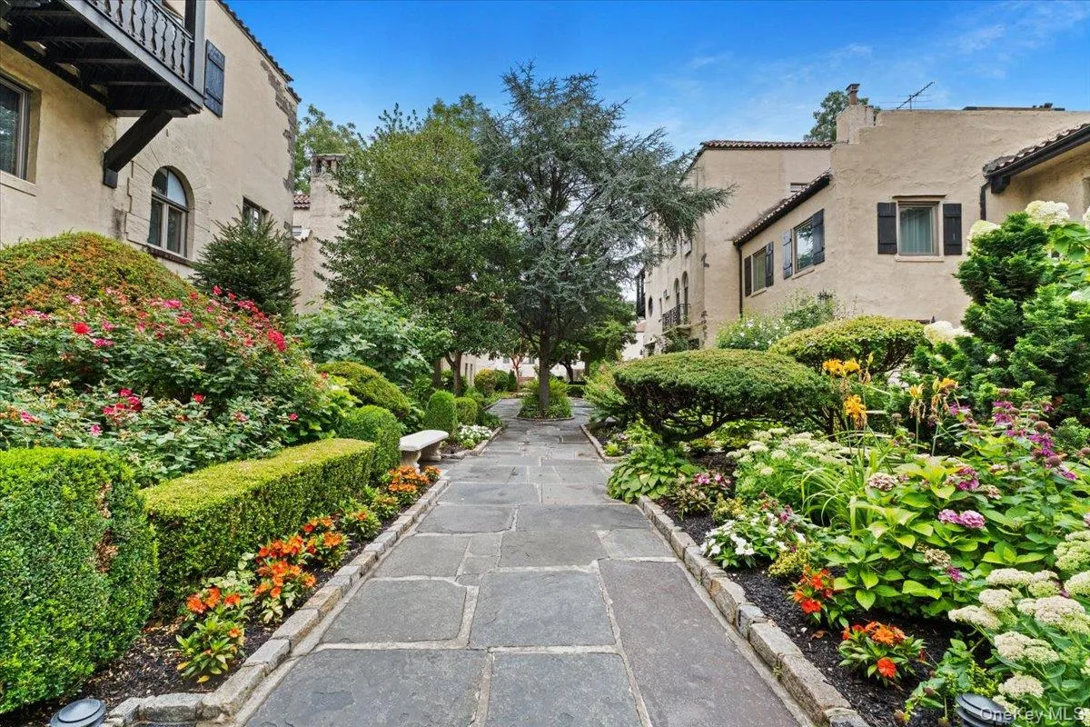 215 Middle Neck Road, North Hempstead, NY, 1 Bedroom Bedrooms, 4 Rooms Rooms,1 BathroomBathrooms,Residential,For Rent,Middle Neck,0,1033449 215 Middle Neck Road, North Hempstead, NY, 1 Bedroom Bedrooms, 4 Rooms Rooms,1 BathroomBathrooms,Residential,For Rent,Middle Neck,0,1033449
