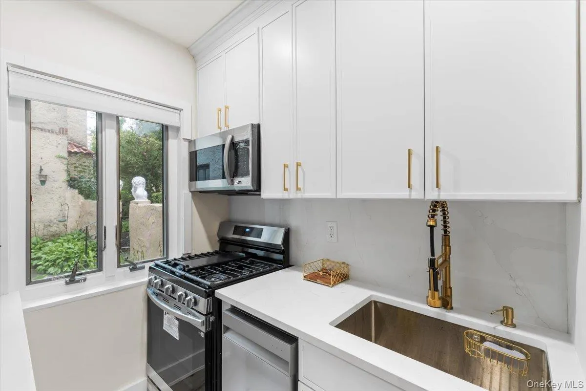 215 Middle Neck Road, North Hempstead, NY, 1 Bedroom Bedrooms, 4 Rooms Rooms,1 BathroomBathrooms,Residential,For Rent,Middle Neck,0,1033449 215 Middle Neck Road, North Hempstead, NY, 1 Bedroom Bedrooms, 4 Rooms Rooms,1 BathroomBathrooms,Residential,For Rent,Middle Neck,0,1033449