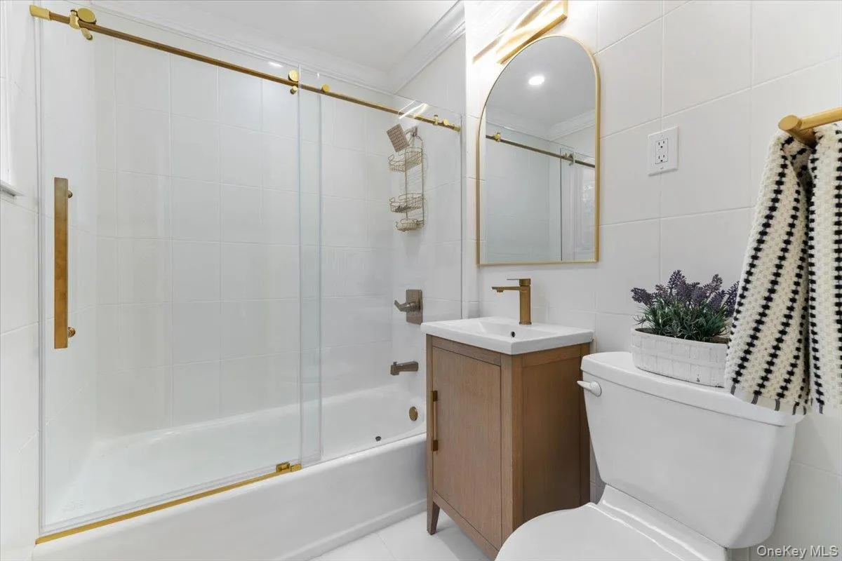 215 Middle Neck Road, North Hempstead, NY, 1 Bedroom Bedrooms, 4 Rooms Rooms,1 BathroomBathrooms,Residential,For Rent,Middle Neck,0,1033449 215 Middle Neck Road, North Hempstead, NY, 1 Bedroom Bedrooms, 4 Rooms Rooms,1 BathroomBathrooms,Residential,For Rent,Middle Neck,0,1033449