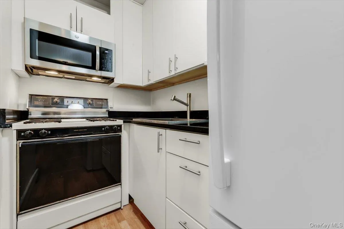 67-50 Thornton Place, New York, NY, 1 Bedroom Bedrooms, 4 Rooms Rooms,1 BathroomBathrooms,Residential,For Rent,Thornton,0,1033467 67-50 Thornton Place, New York, NY, 1 Bedroom Bedrooms, 4 Rooms Rooms,1 BathroomBathrooms,Residential,For Rent,Thornton,0,1033467