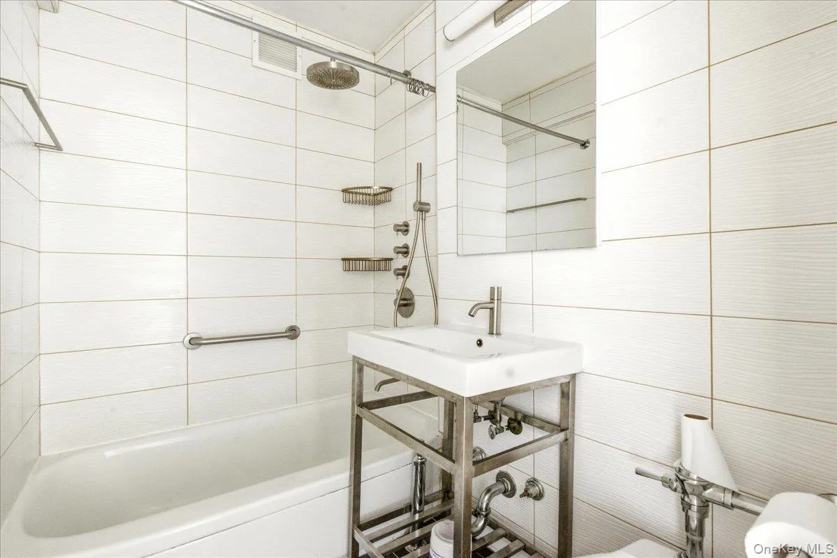 67-50 Thornton Place, New York, NY, 1 Bedroom Bedrooms, 4 Rooms Rooms,1 BathroomBathrooms,Residential,For Rent,Thornton,0,1033467 67-50 Thornton Place, New York, NY, 1 Bedroom Bedrooms, 4 Rooms Rooms,1 BathroomBathrooms,Residential,For Rent,Thornton,0,1033467