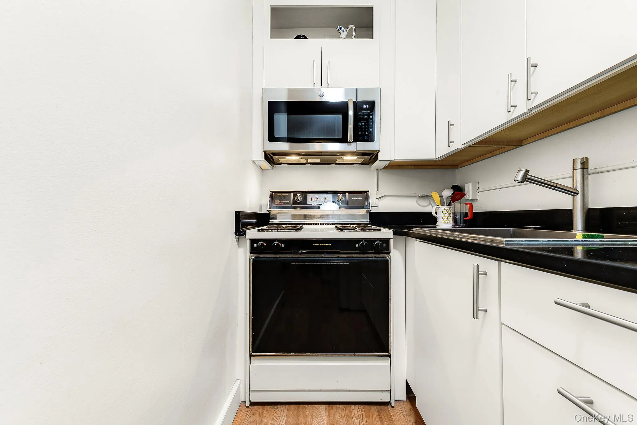 67-50 Thornton Place, New York, NY, 1 Bedroom Bedrooms, 4 Rooms Rooms,1 BathroomBathrooms,Residential,For Rent,Thornton,0,1033467 67-50 Thornton Place, New York, NY, 1 Bedroom Bedrooms, 4 Rooms Rooms,1 BathroomBathrooms,Residential,For Rent,Thornton,0,1033467