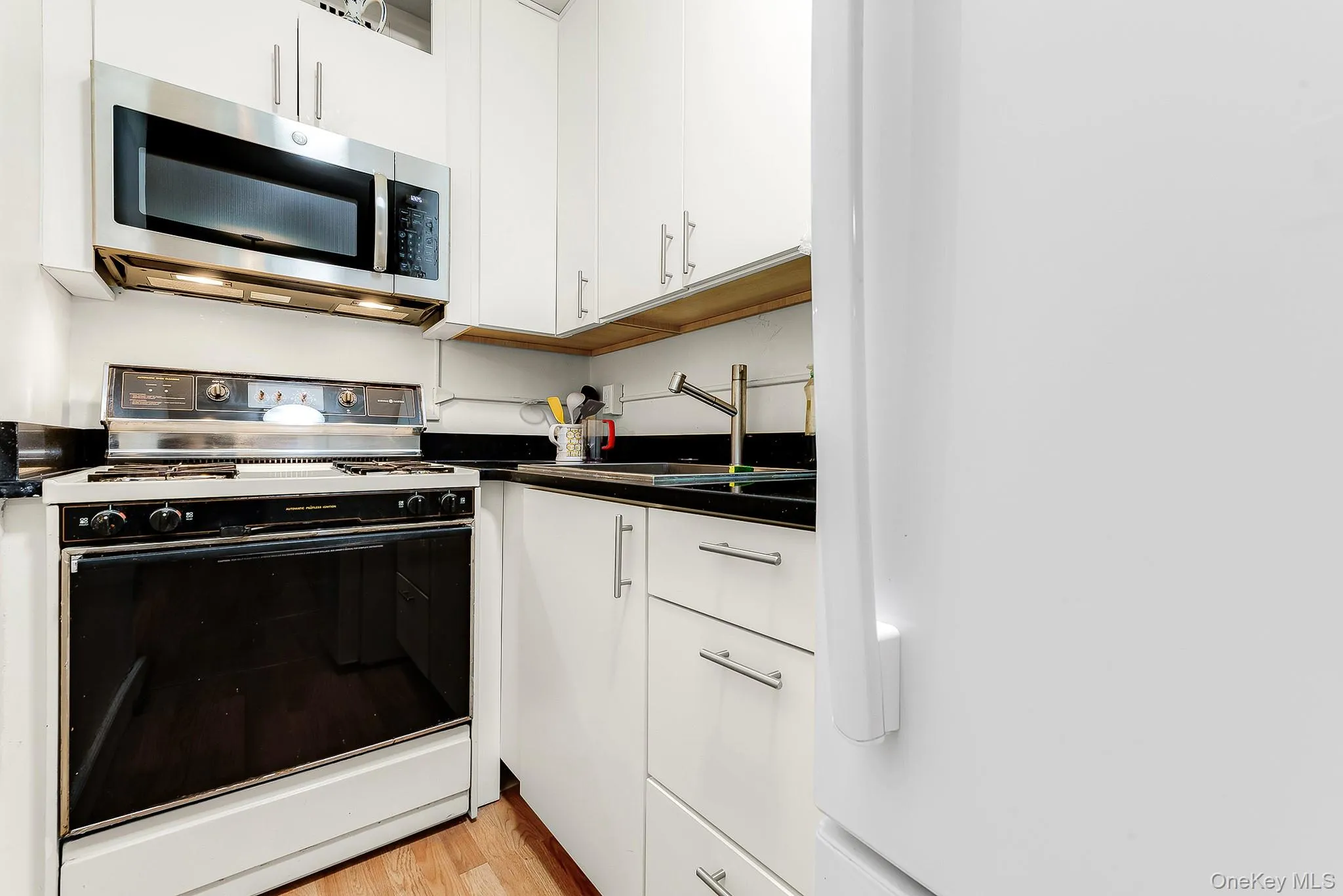 67-50 Thornton Place, New York, NY, 1 Bedroom Bedrooms, 4 Rooms Rooms,1 BathroomBathrooms,Residential,For Rent,Thornton,0,1033467 67-50 Thornton Place, New York, NY, 1 Bedroom Bedrooms, 4 Rooms Rooms,1 BathroomBathrooms,Residential,For Rent,Thornton,0,1033467