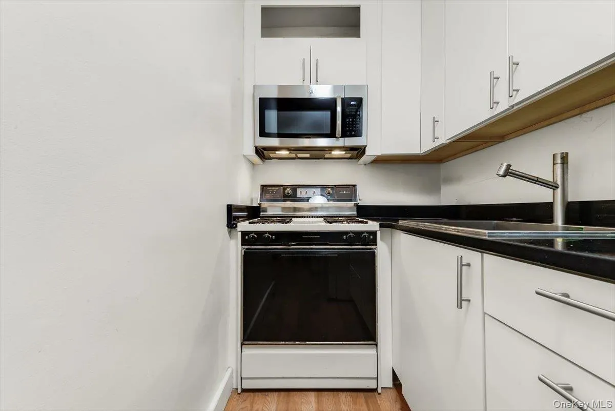 67-50 Thornton Place, New York, NY, 1 Bedroom Bedrooms, 4 Rooms Rooms,1 BathroomBathrooms,Residential,For Rent,Thornton,0,1033467 67-50 Thornton Place, New York, NY, 1 Bedroom Bedrooms, 4 Rooms Rooms,1 BathroomBathrooms,Residential,For Rent,Thornton,0,1033467