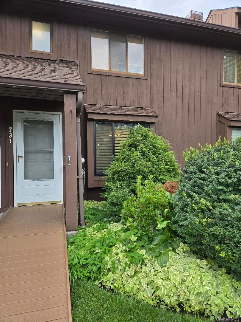 Nice view of the Front Entry & Front Yard. Nice view of the Front Entry & Front Yard.