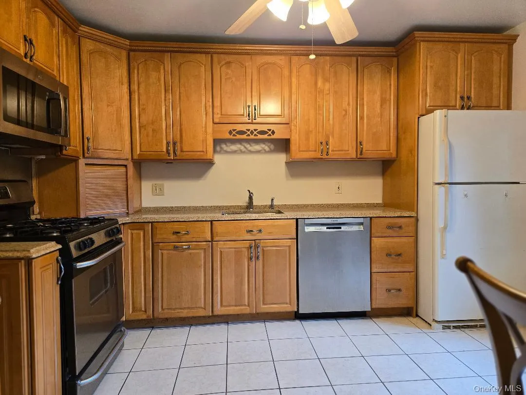 Lots of Sumptuous Solid Wood Cabinetry with beautiful Granite Counter Tops and ceramic flooring. Lots of Sumptuous Solid Wood Cabinetry with beautiful Granite Counter Tops and ceramic flooring.