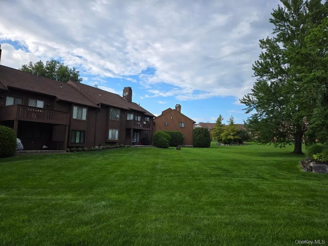 Another view of the Courtyards, maintained by Lakeside Colony Complex. Another view of the Courtyards, maintained by Lakeside Colony Complex.