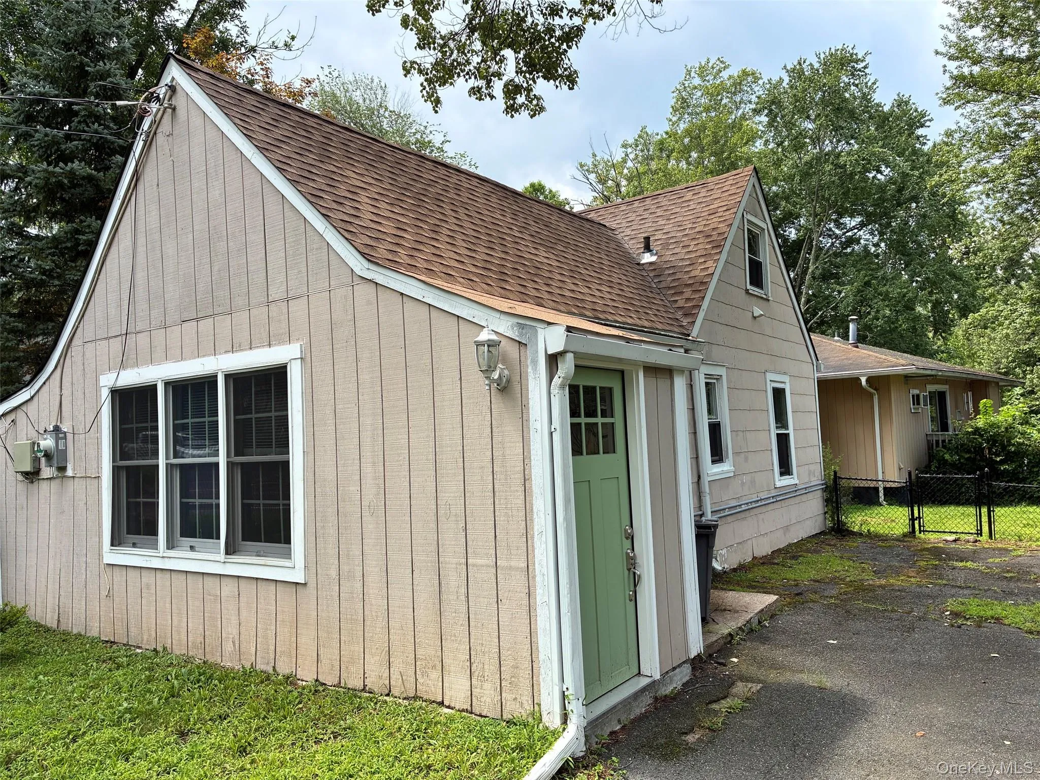 Charming cottage with driveway parking Charming cottage with driveway parking