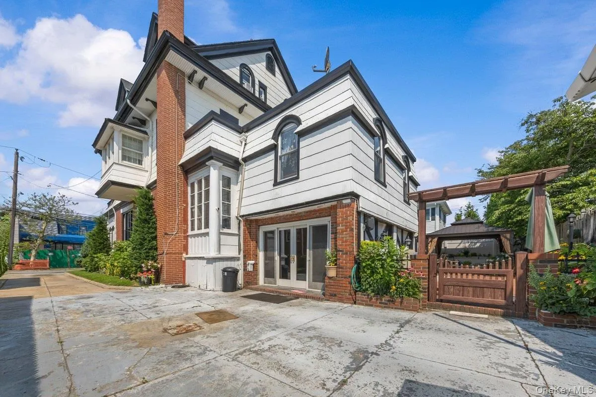 190 Beach 137th Street, New York, NY, 7 Bedrooms Bedrooms, 16 Rooms Rooms,3 BathroomsBathrooms,Residential,For Rent,Beach 137th,0,1033528 190 Beach 137th Street, New York, NY, 7 Bedrooms Bedrooms, 16 Rooms Rooms,3 BathroomsBathrooms,Residential,For Rent,Beach 137th,0,1033528