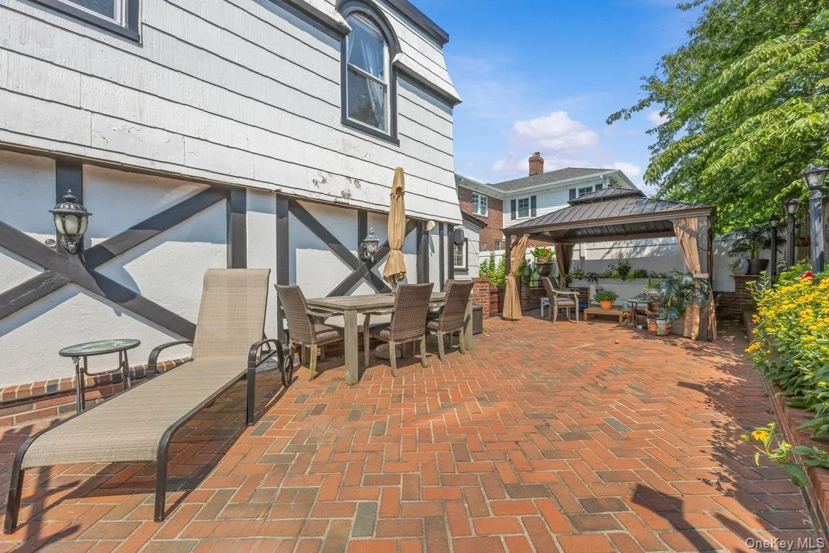 190 Beach 137th Street, New York, NY, 7 Bedrooms Bedrooms, 16 Rooms Rooms,3 BathroomsBathrooms,Residential,For Rent,Beach 137th,0,1033528 190 Beach 137th Street, New York, NY, 7 Bedrooms Bedrooms, 16 Rooms Rooms,3 BathroomsBathrooms,Residential,For Rent,Beach 137th,0,1033528